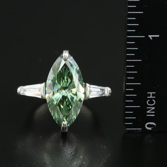 Elegant Green Diamond Marquise Cut Ring - Picture 3 of 8